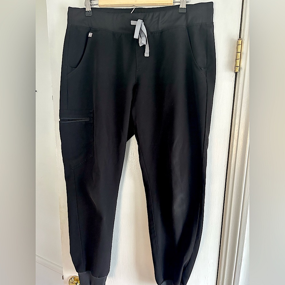 FIGS Women’s Zamora Jogger Scrub Pants